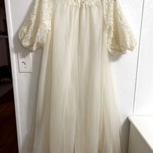 𝅺Vanity Fair negligee of cream nylon w/ lace neckline Short Sleeve Robe Vintage